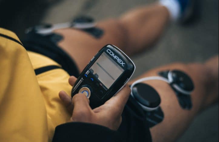 Imagem de um atleta usando Compex