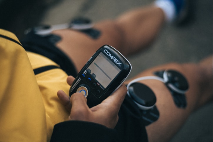 Imagen de un atleta utilizando Compex