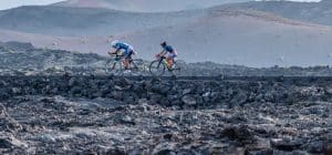 Imagen de dos triatletas en Lanzarote