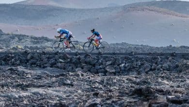 Imagen de dos triatletas en Lanzarote