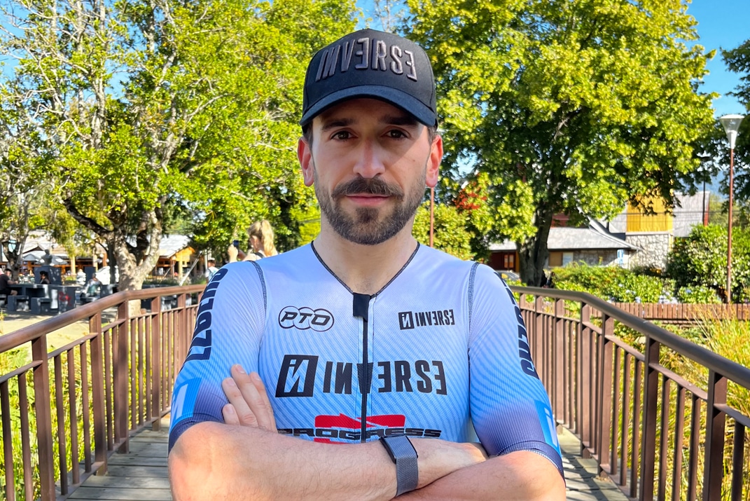 Antonio Benito con la equipación de INVERSE