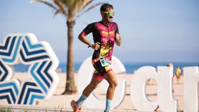 Image d'un triathlète courant sur la plage de Gandia