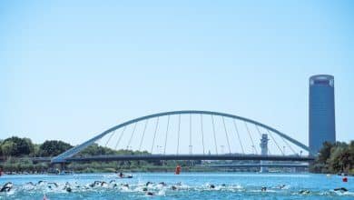 Image of the swimming sector of the Seville Half Triathlon