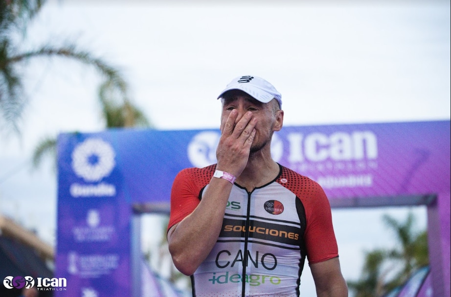 Imagen de un triatleta en la meta del ICAN Gandia