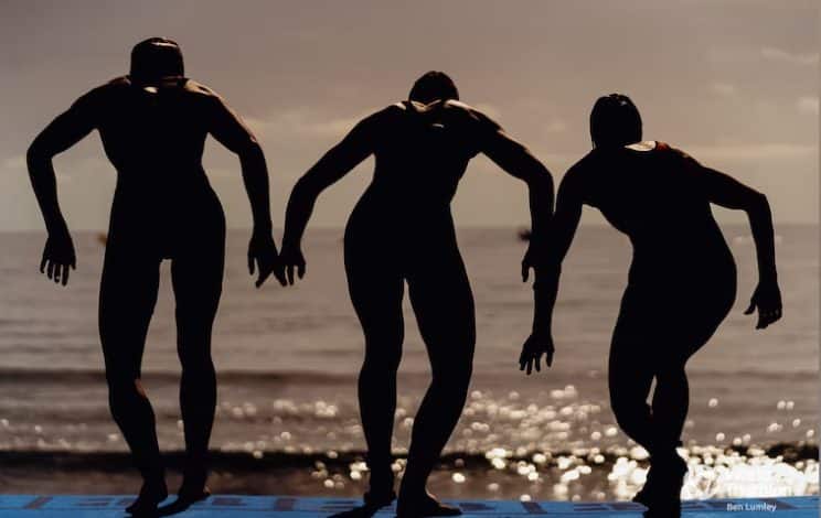 3 Triathleten kurz davor, ins Wasser zu springen