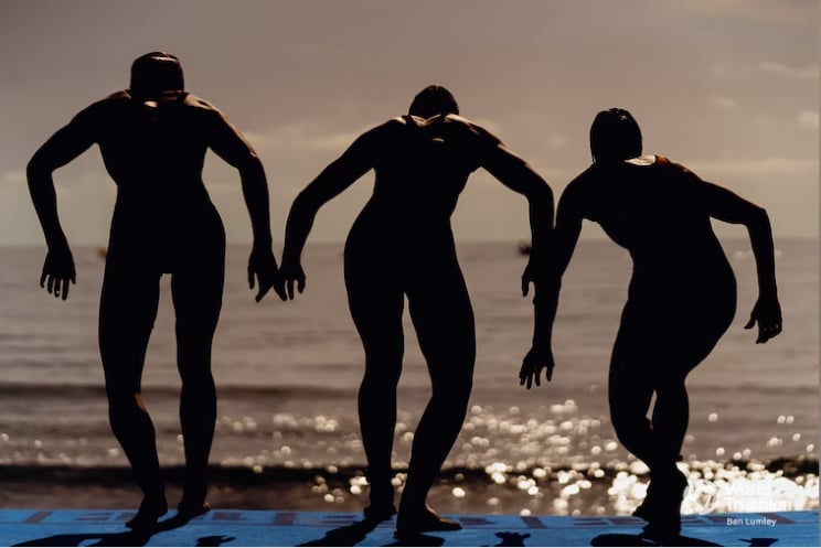 3 triatletas a punto de lanzarse al agua