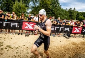 Bild eines Triathleten, der aus dem Wasser kommt