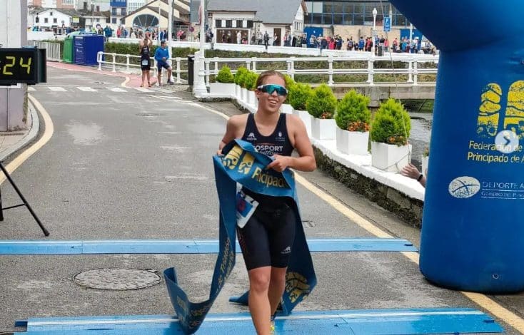 imagen de un triatlón en Luarca (Asturias)