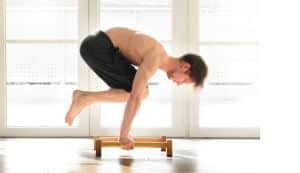 A sportsman doing calisthenics exercises