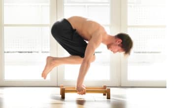 A sportsman doing calisthenics exercises