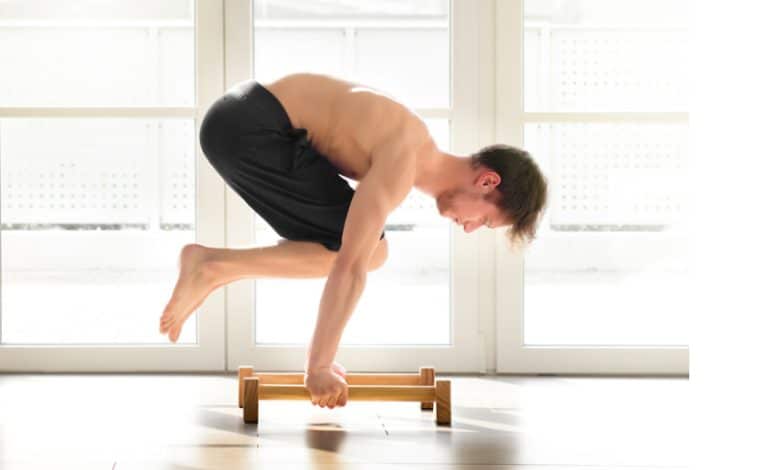 A sportsman doing calisthenics exercises