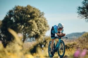 Image of a triathlete on the bike in Triportocolom