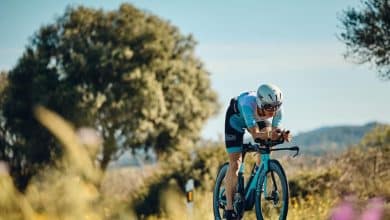 Imagen del un triatleta sobre la bici en el Triportocolom