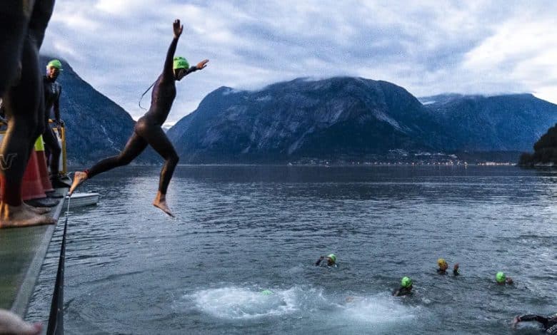 immagine della nuotata che inizia a saltare giù dal traghetto