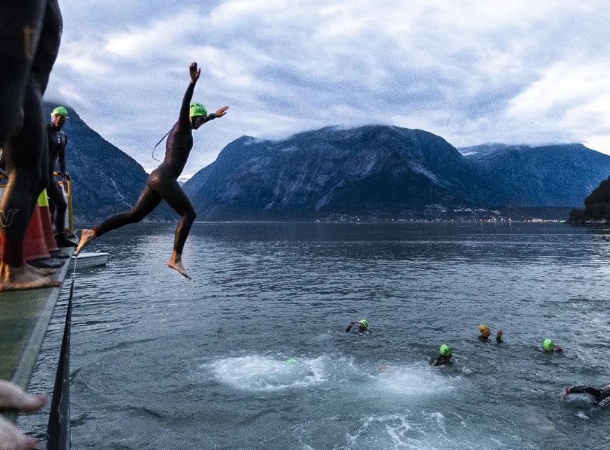 Bild vom Schwimmstart, der von der Fähre springt