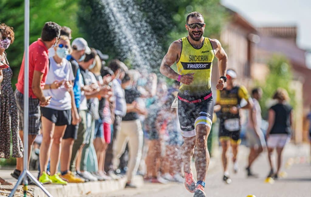 Imagen de un triatleta corriendo en el Triatlón de Fromista