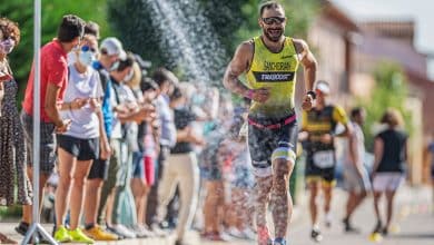 Imagen de un triatleta corriendo en el Triatlón de Fromista