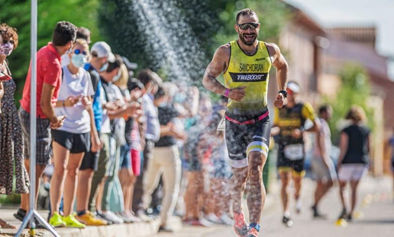 Image d'un triathlète courant dans le triathlon Fromista