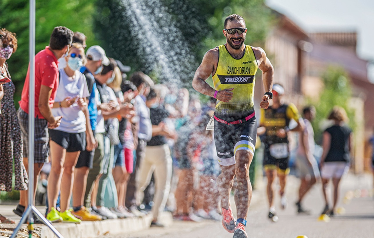 Imagen de un triatleta corriendo en el Triatlón de Fromista