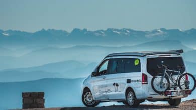 Uma parada da Camper Roadsurfer com vista para a montanha