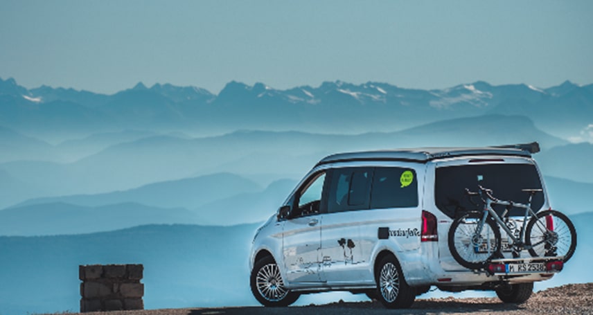 Uma parada da Camper Roadsurfer com vista para a montanha