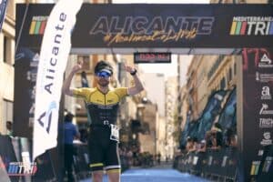 Imagem de um triatleta da linha de chegada MTRI Alicante