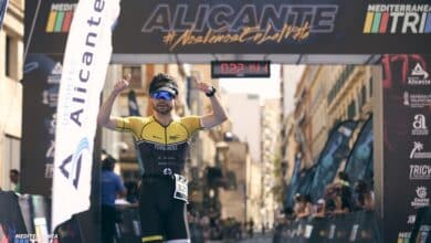 Imagen de un triatleta de la meta del MTRI Alicante