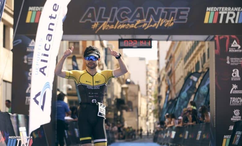Bild eines Triathleten von der Ziellinie des MTRI Alicante