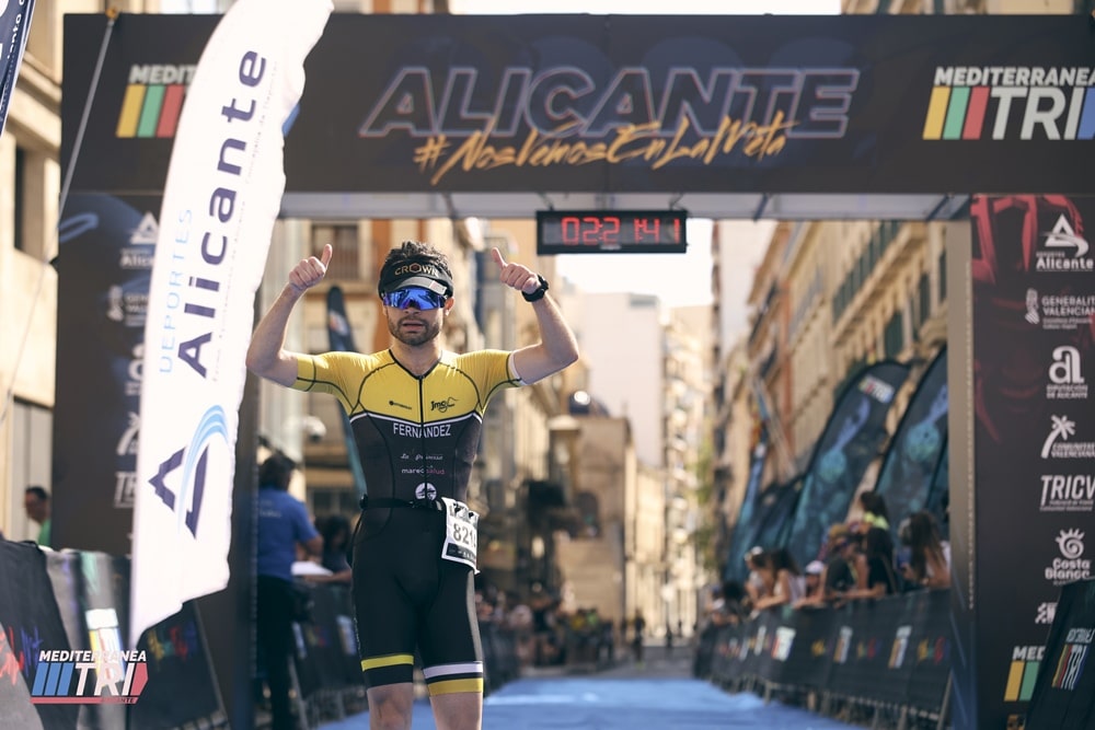 Imagen de un triatleta de la meta del MTRI Alicante