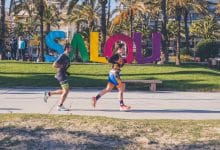 2 triatletas corriendo en Salou
