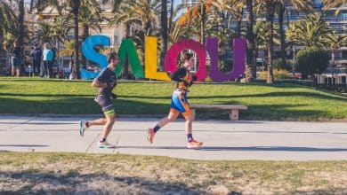 2 triatletas corriendo en Salou