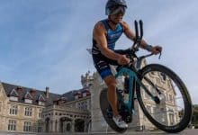 Imagen de un triatleta en la ciudad de Santander
