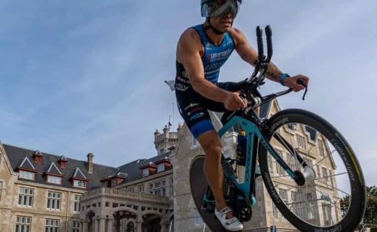 Immagine di un triatleta nella città di Santander