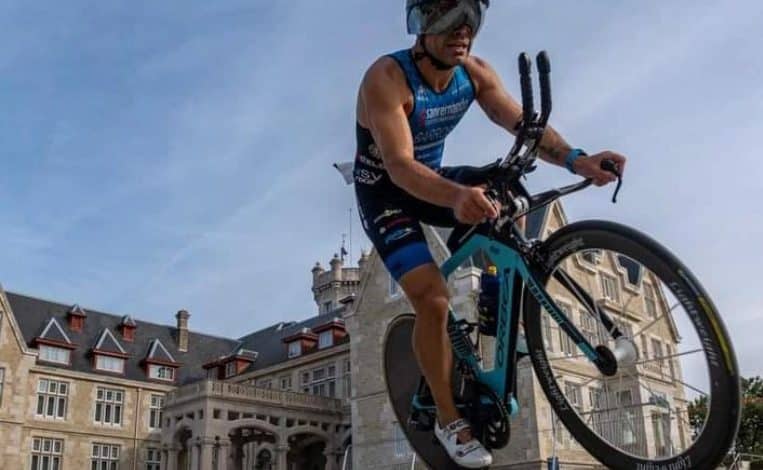 Imagen de un triatleta en la ciudad de Santander