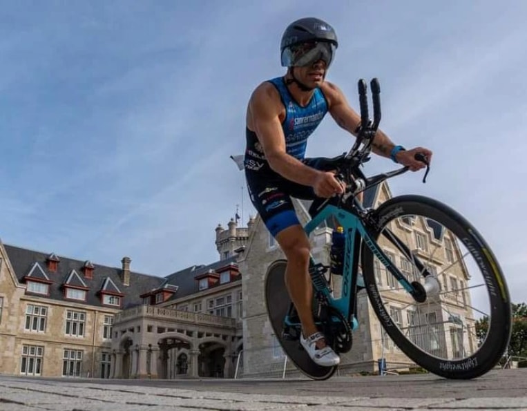 Imagen de un triatleta en la ciudad de Santander