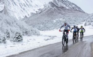 Bild des Radsegments eines Wintertriathlons