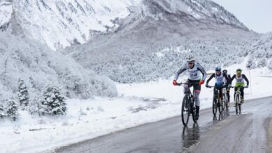 imagen del segmento ciclista de un triatlón de invierno