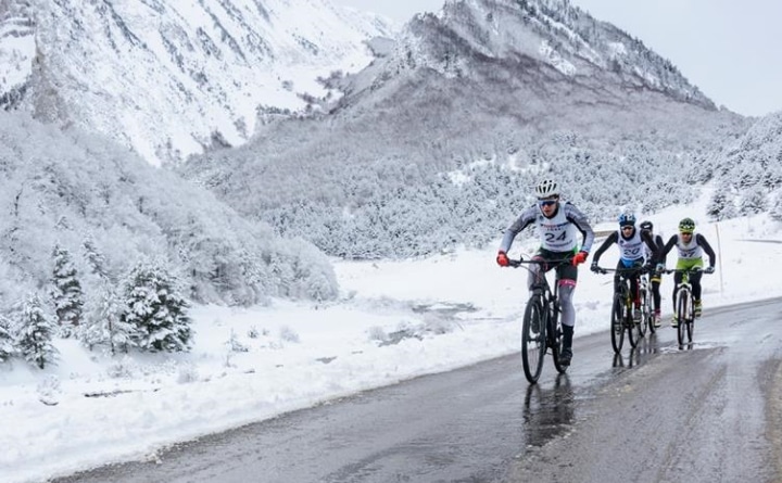 imagen del segmento ciclista de un triatlón de invierno