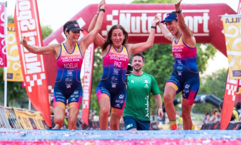 Image de 3 triathlètes sur la ligne d'arrivée du semi-triathlon de Séville