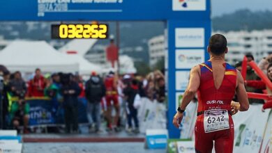 FETRI/imagen de un triatleta entrando en la meta de Pontevedra