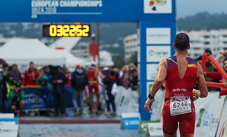 FETRI/imagen de un triatleta entrando en la meta de Pontevedra
