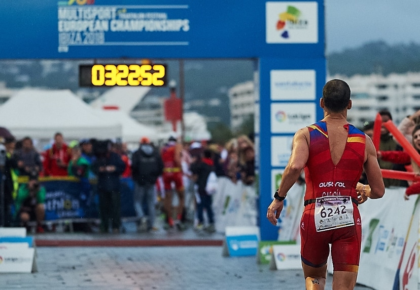 FETRI/imagen de un triatleta entrando en la meta de Pontevedra