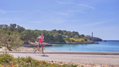 Imagen de un triatleta corriendo en el Tri Portocolom