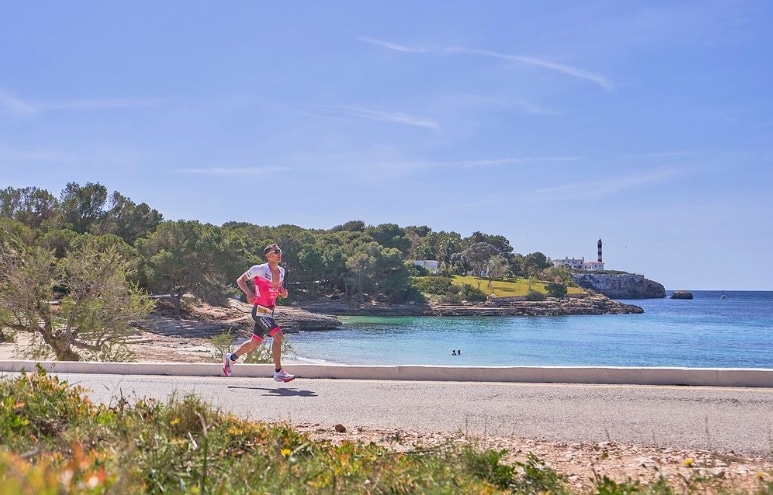 Imagen de un triatleta corriendo en el Tri Portocolom