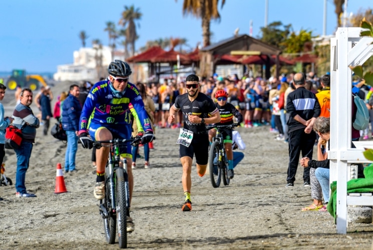 Imagen del cabeza de carrera en el Triatlón Torre del Mar