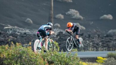 image de 2 triathlètes se croisant dans l'IM 70.3 Lanzarote