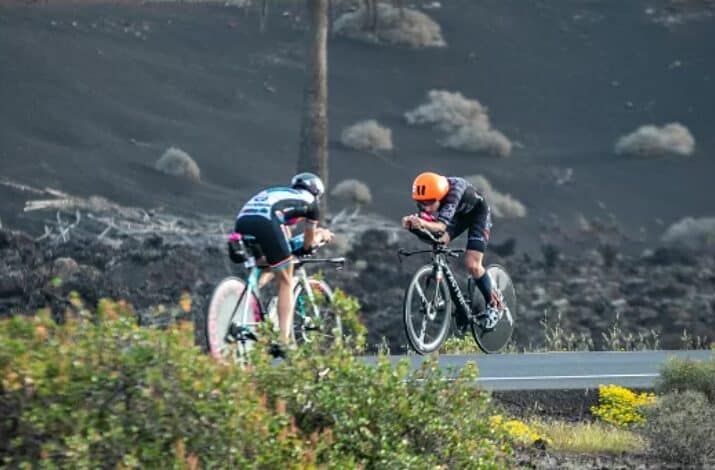 image of 2 triathletes crossing paths in the IM 70.3 Lanzarote
