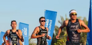 imagem de Kristian Blummenfelt correndo em Abu Dhabi
