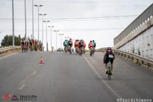 Imagen del segmento ciclista del Triatlón de Sevilla