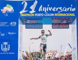 Un triatleta entrando en la meta del Triportocolom